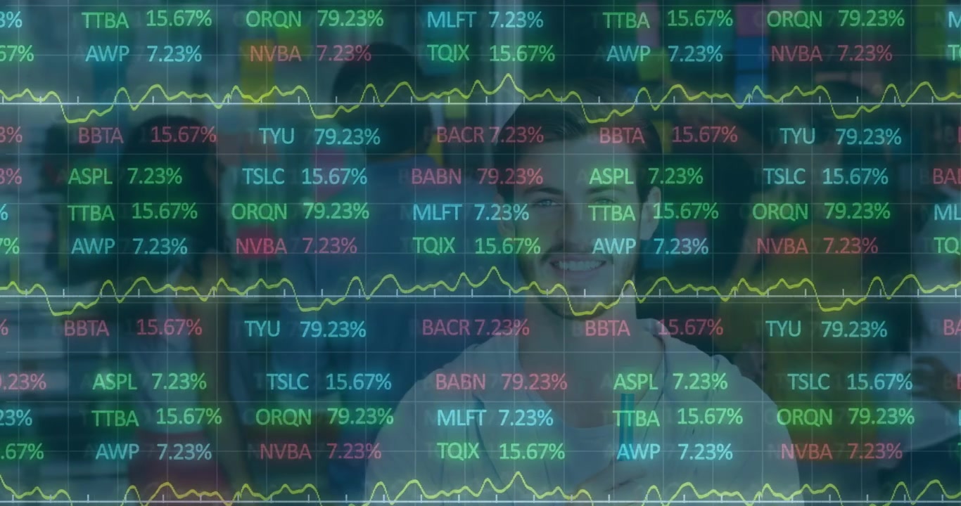 Smilende mand stående foran digitalt overlay med aktiemarkedsdata