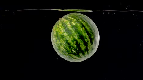 Bunte-Wassermelone-Wird-In-Zeitlupe-Ins-Wasser-Geworfen