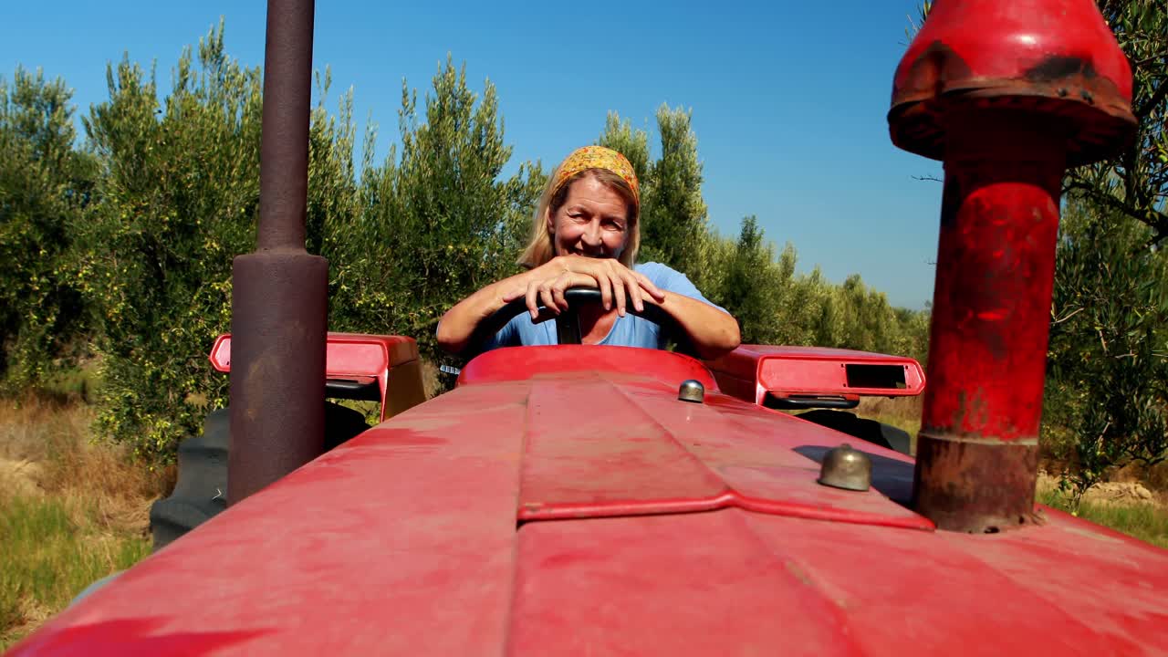 4k 트랙터 에 앉아 있는 행복 한 여자 의 초상화