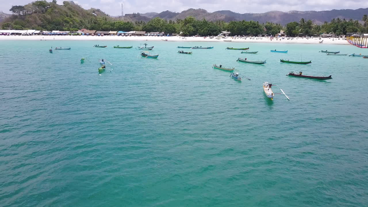 해변가의 4k 드론 영상 롬복 보트