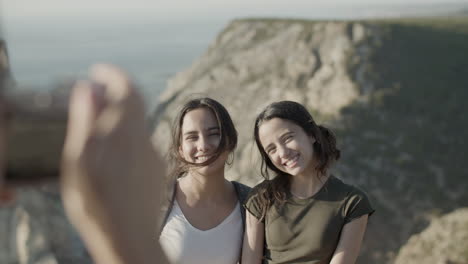 Madre-Tomando-Fotos-De-Sus-Hijas-Contra-El-Fondo-De-La-Montaña