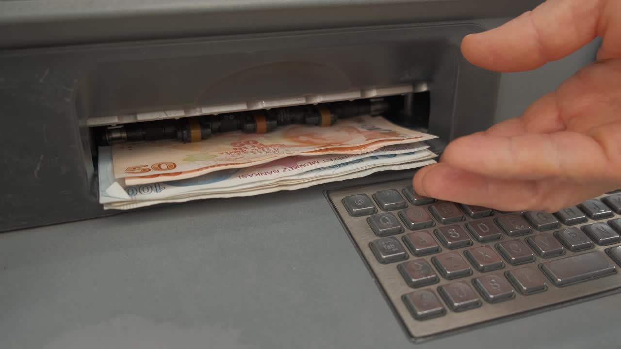 tomar dinero del cajero automático.