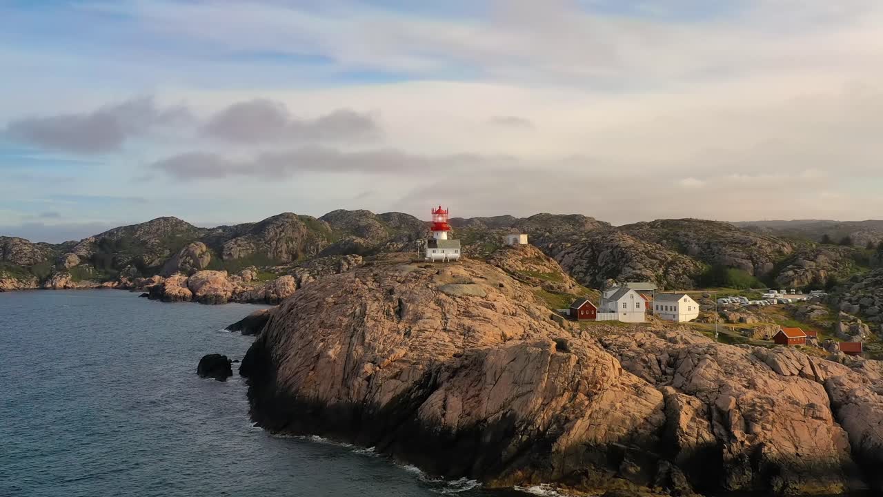 faro costero. el faro de lindesnes es un faro costero en el extremo sur de noruega.