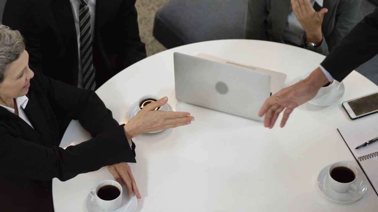 대화를 나누고 있는 사업가 들