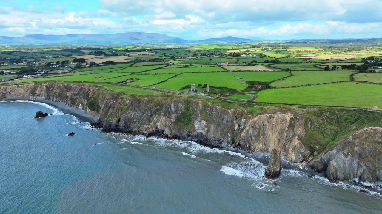 Waterfords episke steder: Frugtbare grønne landskaber mellem bjergene og havet, Tankardstown Copper Coast, Irland.