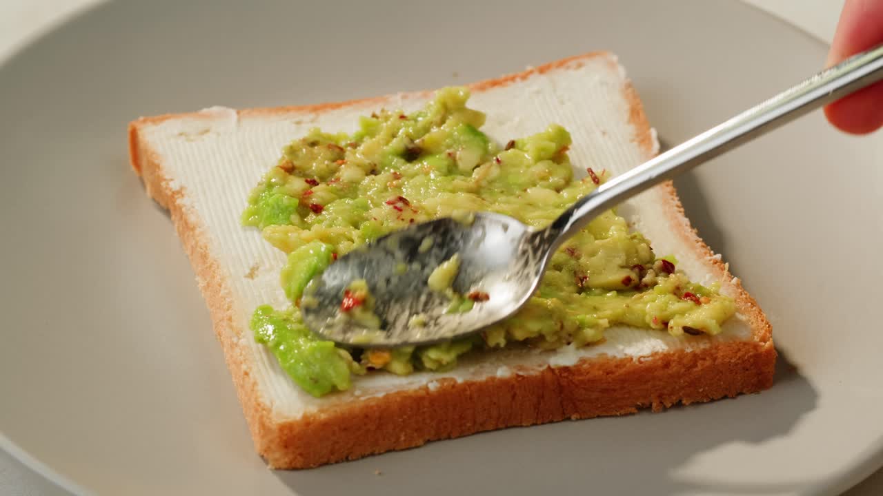 아보카도 토스트 를 만드는 것