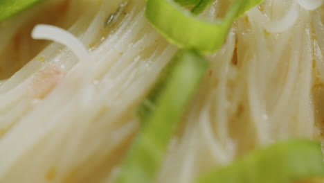 cerca de un plato de sopa de fideos de arroz tailandés