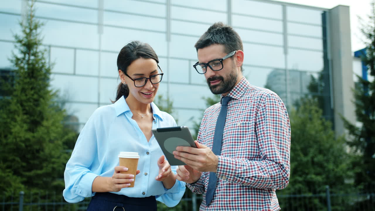 Businesspeople collaborating outdoors