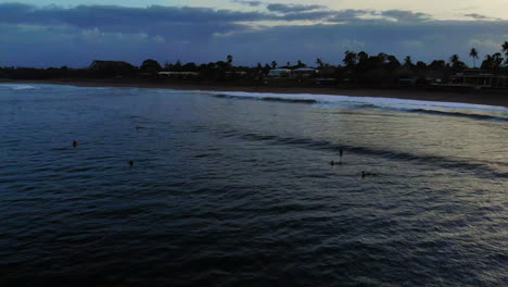 Vista-Aérea-De-La-órbita-De-Los-Surfistas-Al-Amanecer-Esperando-La-Ola