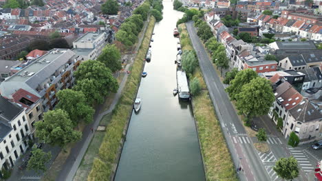 Vista-Aérea-Del-Canal-Que-Fluye-A-Través-De-La-Ciudad-De-Gante.