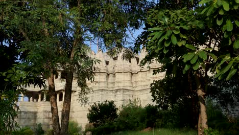 Antike,-Einzigartige-Tempelarchitektur-Mit-Strahlend-Blauem-Himmel-Am-Tag-Aus-Verschiedenen-Blickwinkeln.-Das-Video-Wurde-Im-Ranakpur-Jain-Tempel-In-Rajasthan,-Indien-Aufgenommen.