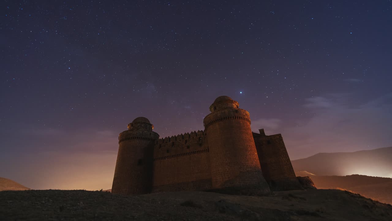 paisaje pintoresco del castillo medieval en una noche estrellada