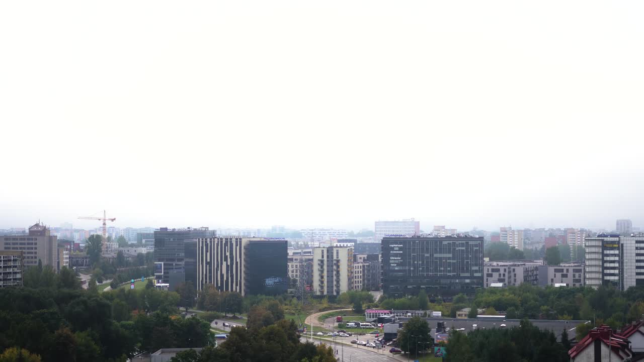 안개로 뒤덮인 도시 스카이라인의 설정 샷