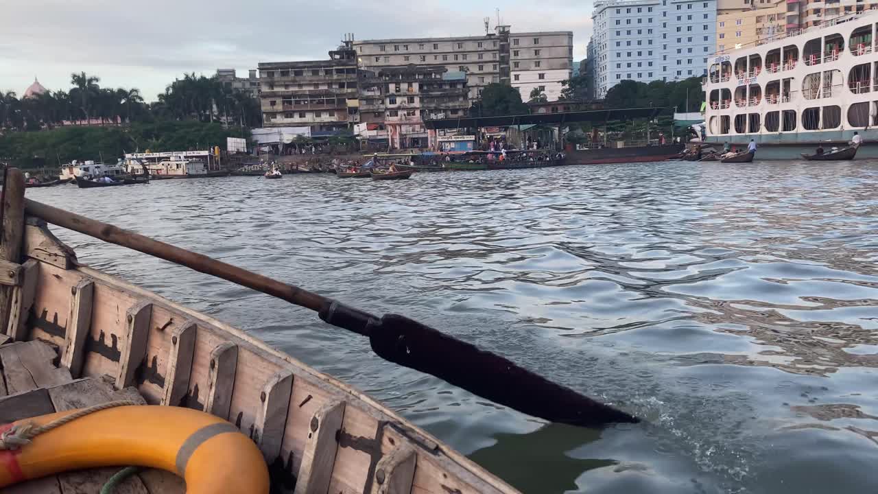 un remo acaricia el agua, punto de vista desde un bote en un río