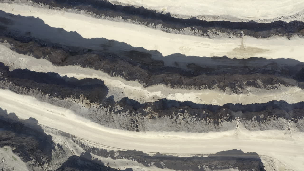 una vista aérea semi-abstracta de una cantera de asfalto en funcionamiento, yorkshire, reino unido