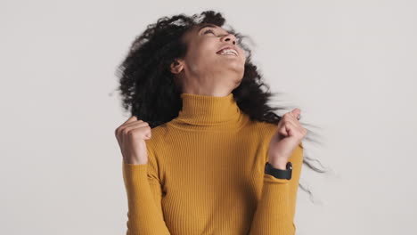 una mujer afroamericana sobre un fondo blanco.