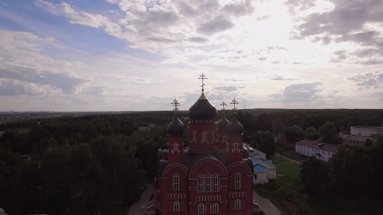 러시아 루키노의 성 십자가 수도원과 승천 대성당 위를 날아다니며