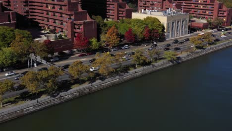 Leichter-Drohnenzoom-Des-FDR-Drive-In-Harlem,-Manhattan,-New-York-Entlang-Des-Harlem-River-In-Heller-Mittagssonne