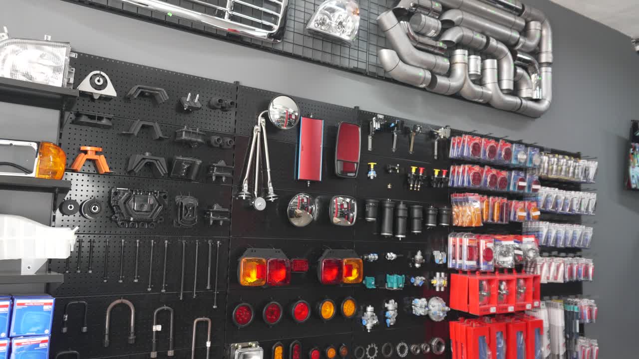 el interior de una moderna tienda de piezas de automóviles y camiones con exhibiciones de herramientas, accesorios, piezas de reparación y mantenimiento para la venta