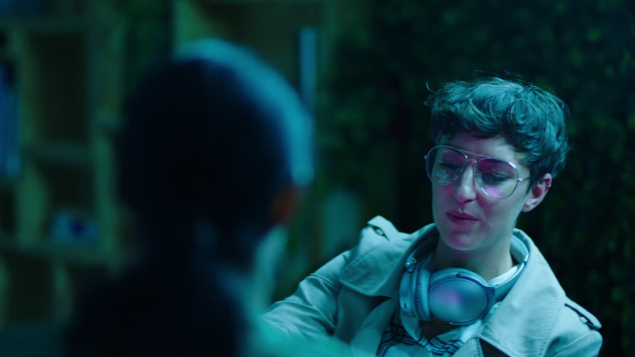 백인 사업가 여성이 늦게 일하고 태블릿 컴퓨터 기술을 사용하는 동료들이 프로젝트에 대한 아이디어를 모으고 마감일을 논의하는 관리자 여성 밤에 사무실에서 전략 회의를 공유합니다.