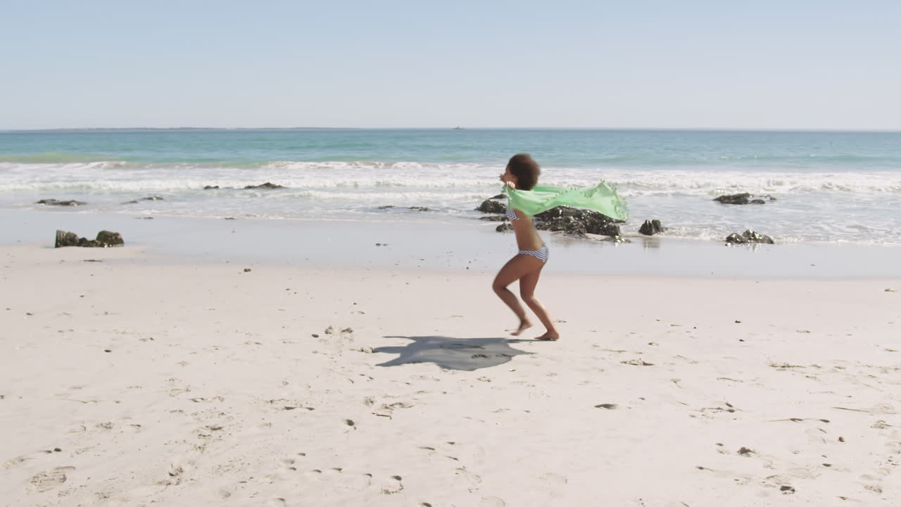 Ragazza che corre in spiaggia 4k