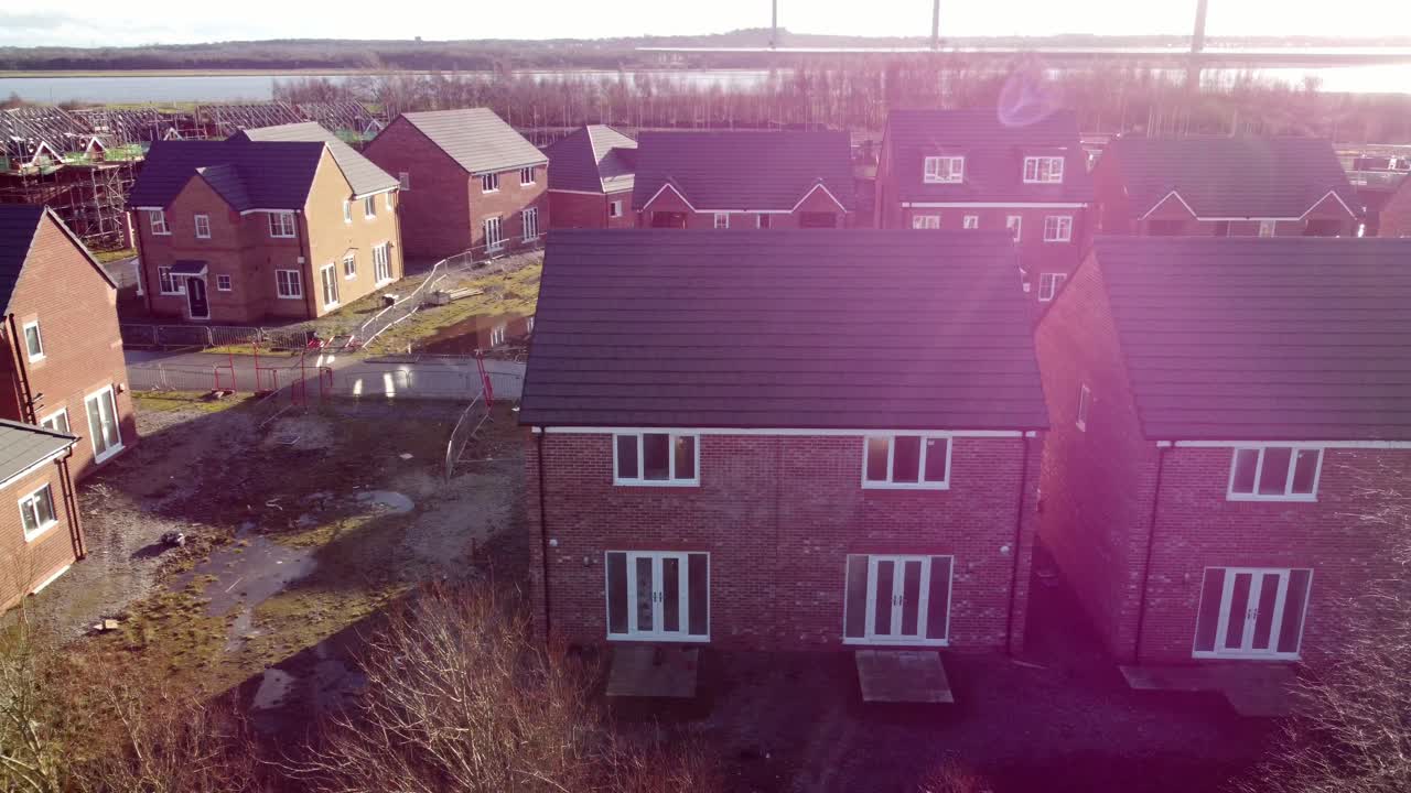 Solbeskinnet ufærdigt rækkehusprojekt ved vandfronten byggeplads luftfoto