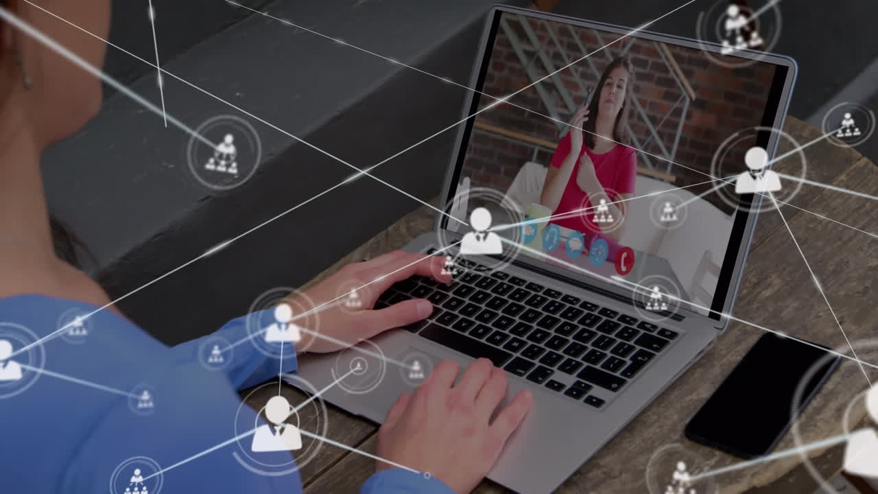 animación de la red de iconos de perfil sobre una mujer caucásica haciendo una videollamada en una computadora portátil en una cafetería