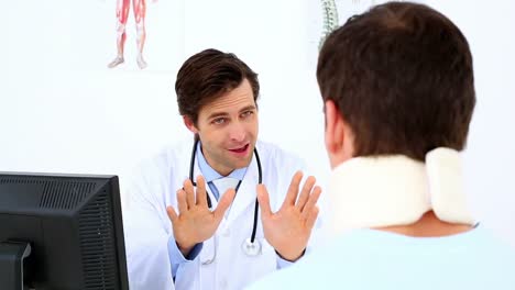 el médico habla con un paciente con una lesión en el cuello.