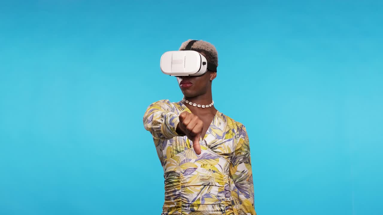 Gamer transgender che disapprova un gioco VR