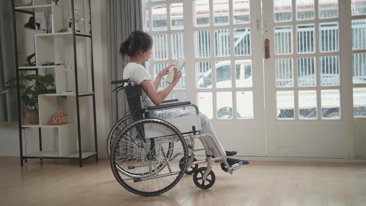 mujer en silla de ruedas leyendo