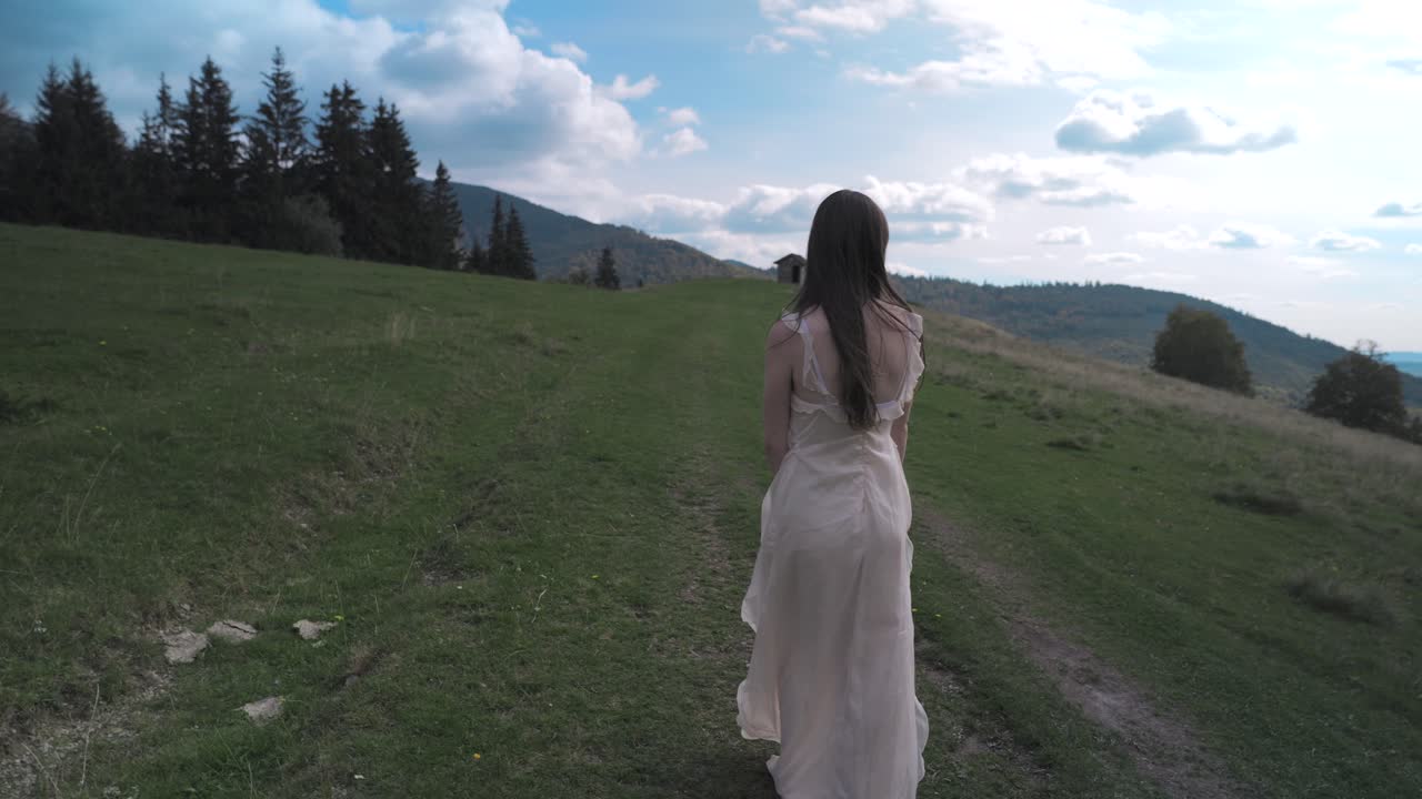 산에 옷을 입은 여자