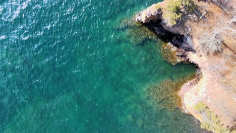 Vista-Aérea-De-Un-Día-Relajante-En-La-Costa-Norte-Con-Hermosas-Aguas-Del-Lago-Superior,-Minnesota