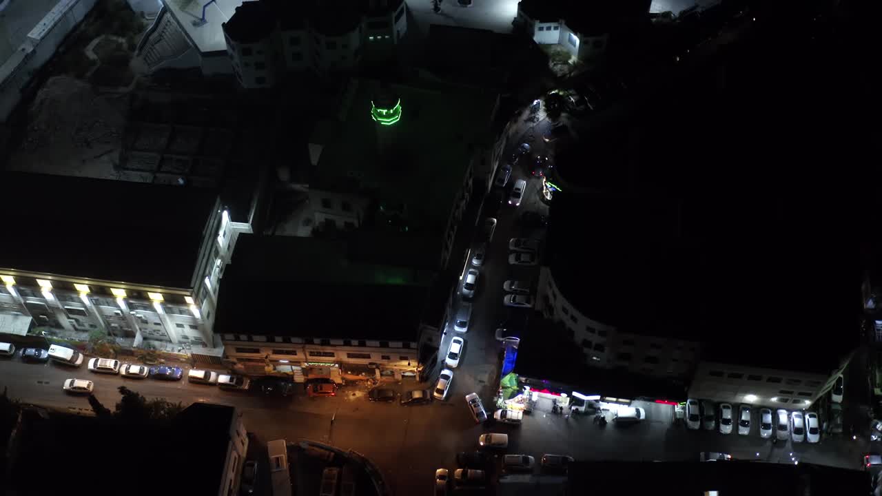 крыши с дорогами машины и мечеть ночью, вид с воздуха