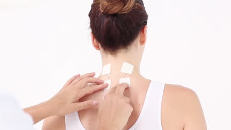 mujer que recibe electroterapia