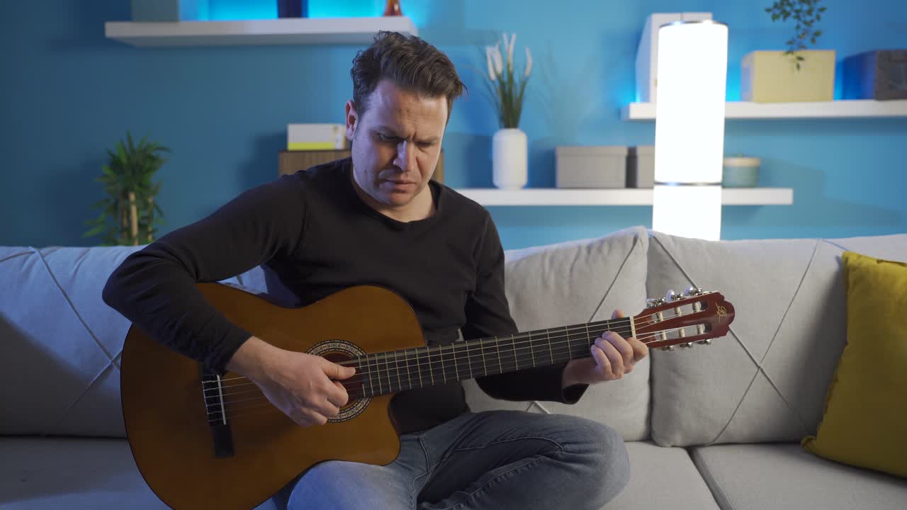 aburrido de la soledad, el hombre está abrumado e infeliz en casa.