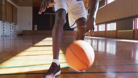 Jugador-De-Baloncesto-Afroamericano-Practicando-Regatear-La-Pelota