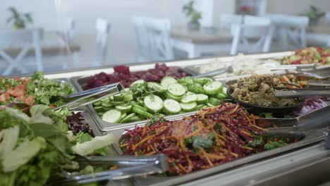 pan derecha, gabinete de exhibición en una cafetería llena de ensaladas frescas