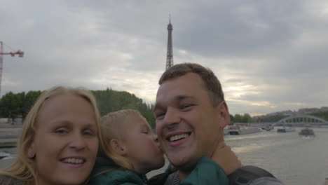 familia emocionada tomando un video de selfie durante un viaje en parís