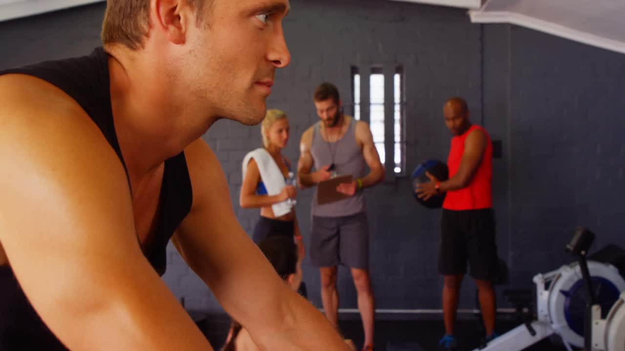 운동 을 하는 피트니스 사람 들 의 집단