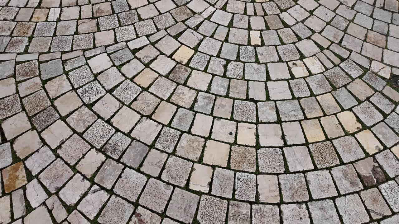 원형 자갈로 된 보행길