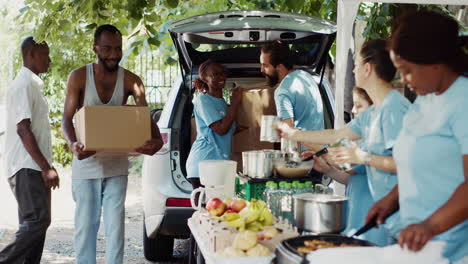 voluntarios que ofrecen socorro humanitario