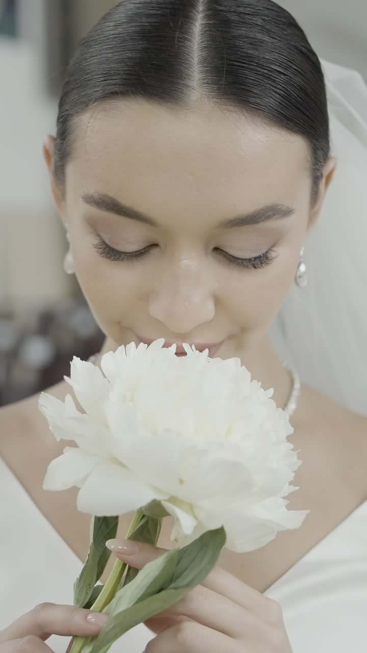 Sposa con una peonia