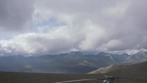 aterrizaje de helicóptero en terreno montañoso