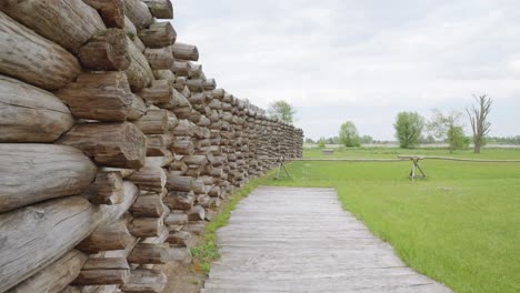 Muros-De-Fortificación-Del-Sitio-Biskupin-De-La-Edad-De-Bronce-En-Polonia,-Europa