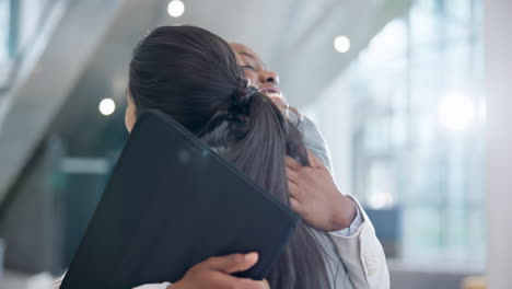 viajar, mujer de negocios y amigos abrazándose