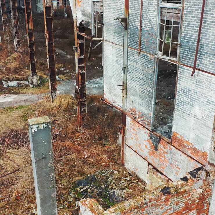 Edificio industrial abandonado. Ruinas de una antigua fábrica. Vista aérea