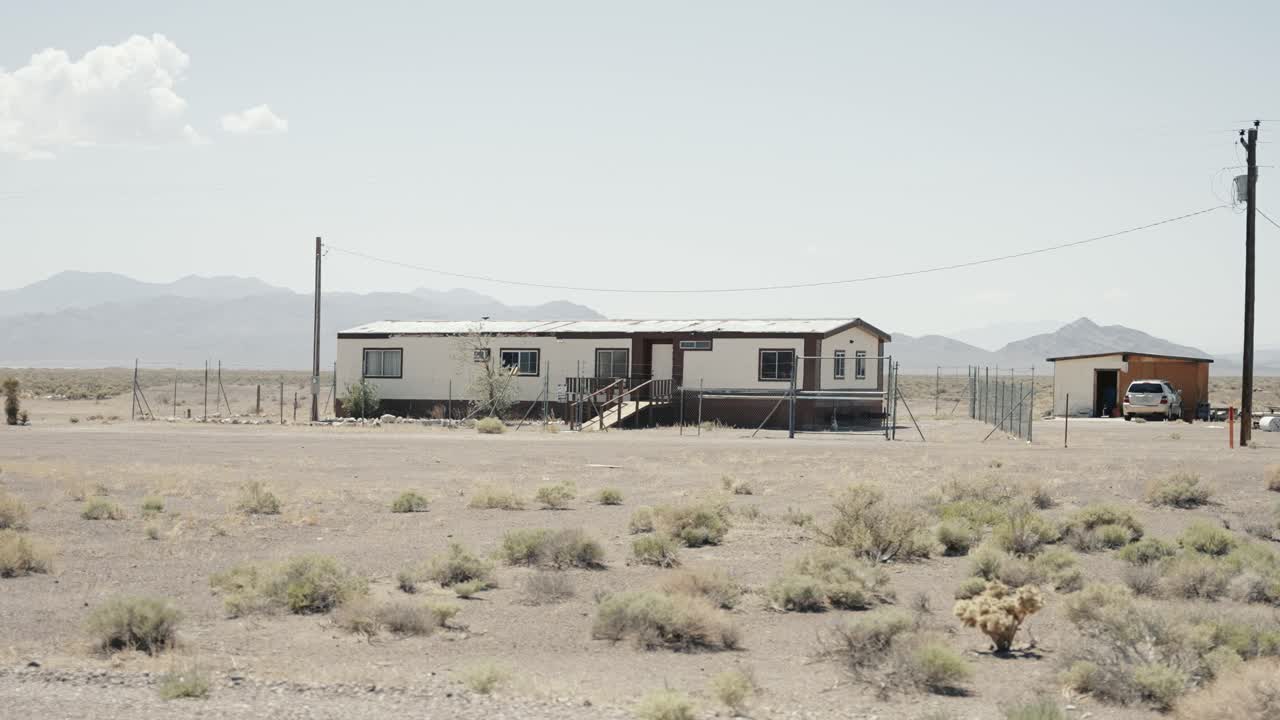 A house in the desert as you cruise down the wide open roads. Take in the beauty of the vast desert landscape and the unique architecture of the home.

Shot in 4K with Sony A7S III.
