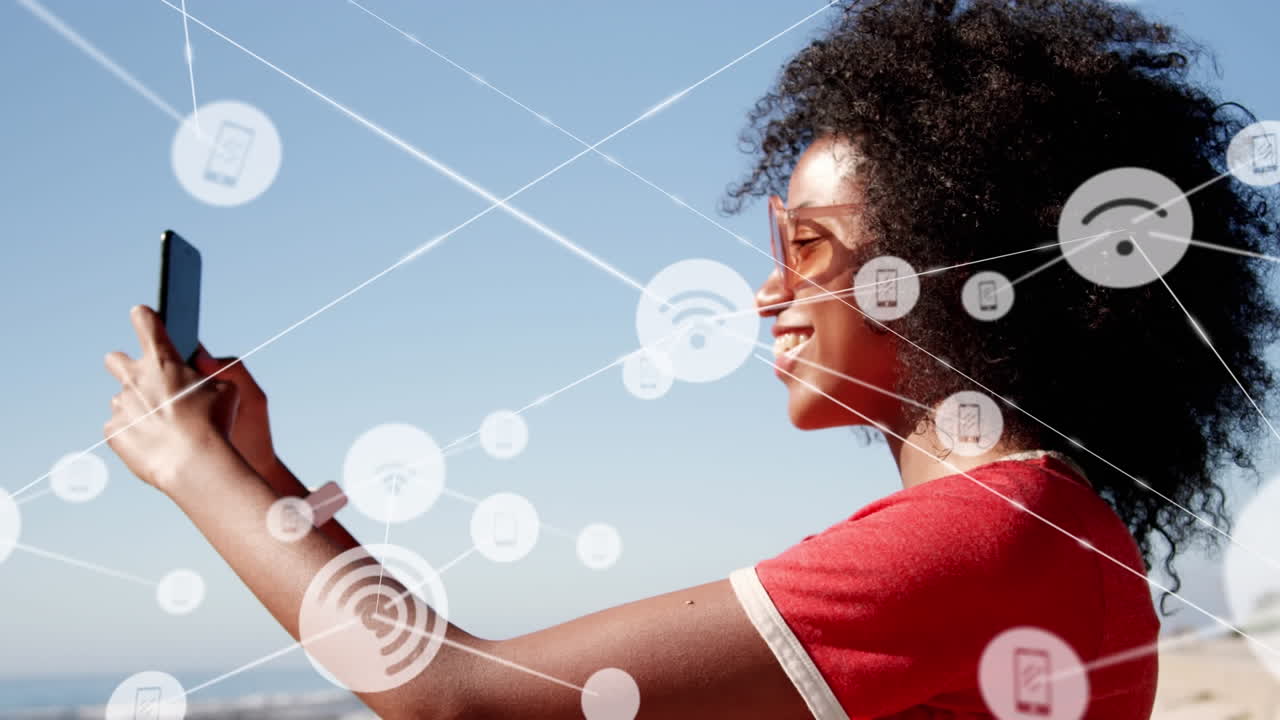 animación de la red de conexiones sobre la mujer usando el teléfono en la playa