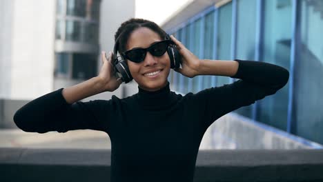 Close-Up-Retrato-De-Adorable-Afro-Chica-Feliz-Sonriendo