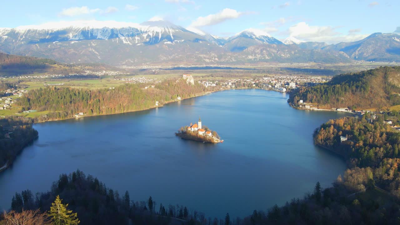 el impresionante video de un dron aéreo de 4k captura el lago bled, eslovenia, al amanecer.
